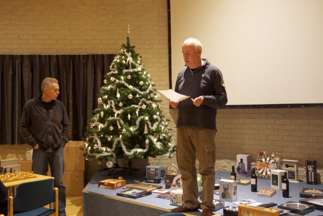 Henk legt de regels van de avond uit